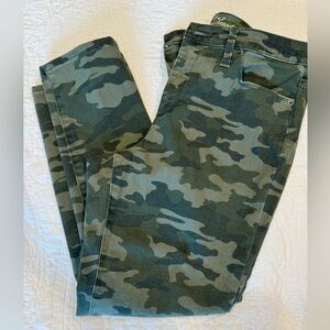 Universal Thread camo cropped jeans NWOT size 12